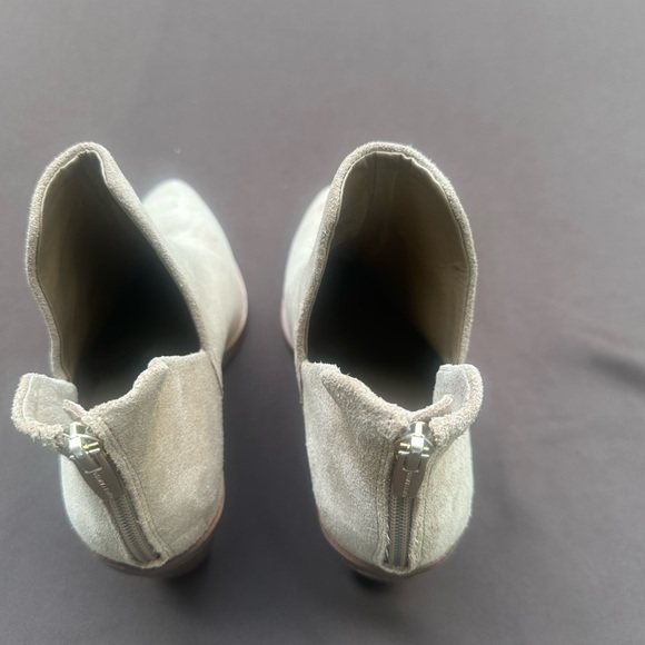 NWOB Vince Camuto Bibestie Bootie size 9
Color: Beige Suede? - Picture 3 of 9